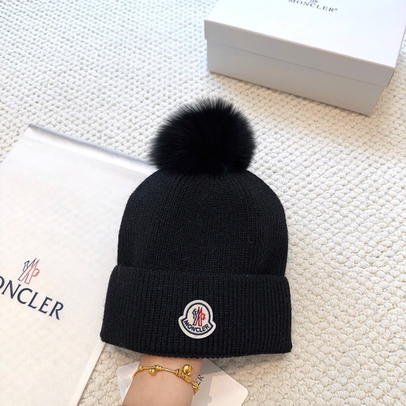 Moncler Black Beanie Logo Patch Unisex BNRT - Picture 2 of 7